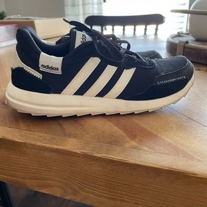 Women’s Adidas tennis shoes